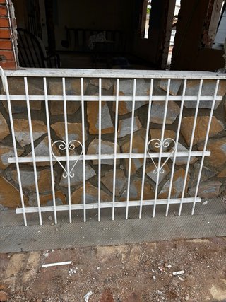 Reja de hierro blanca con corazones