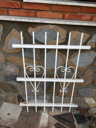 Reja de hierro blanca con corazones