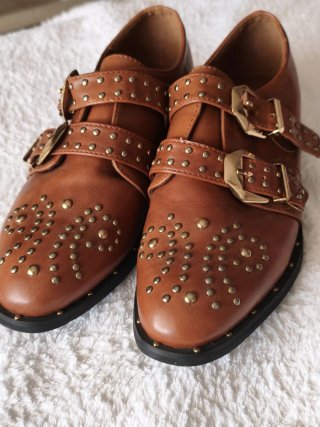 Zapatos Marrones con Tachuelas