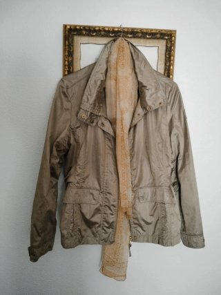 Cazadora beige y dorada
