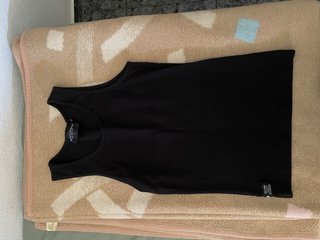 2 Camisetas sin mangas de color blanco i negro
