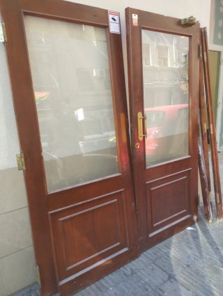 Puerta Doble de Madera y Cristal