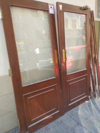 Puerta Doble de Madera y Cristal