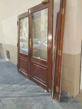 Puerta Doble de Madera y Cristal