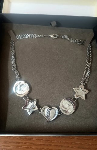 Collar con dijes de estrellas, lunas y corazón