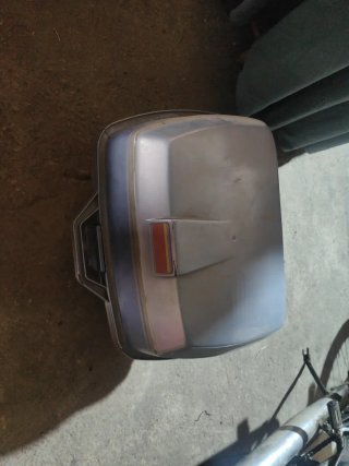 Baúl moto 2 cascos rojo/plata