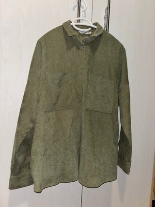 Sobre camisa Stradivarius Verde Oliva Talla S