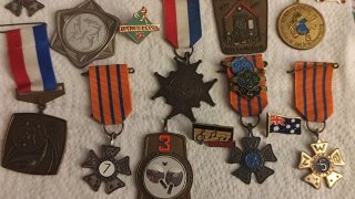 Lote medallas y pines deportivos antiguos