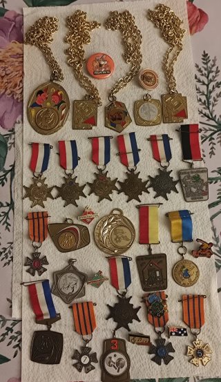 Lote medallas y pines deportivos antiguos