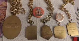 Lote medallas y pines deportivos antiguos