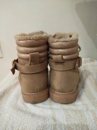 Botas de menina com pelo e fecho
