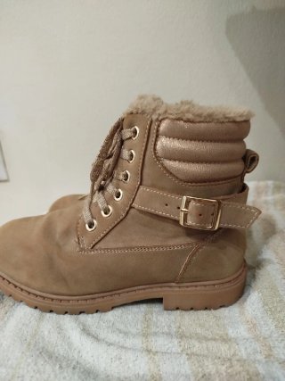 Botas de menina com pelo e fecho