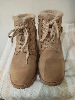 Botas de menina com pelo e fecho