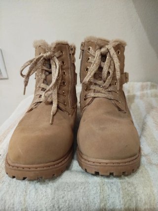 Botas de menina com pelo e fecho
