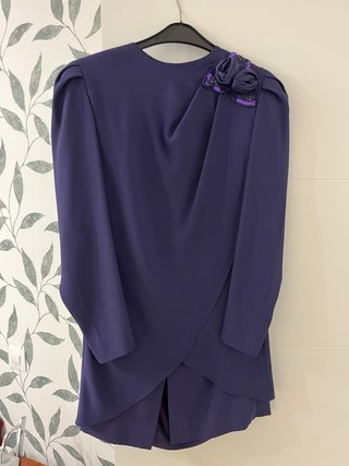 Vestido azul con flores moradas