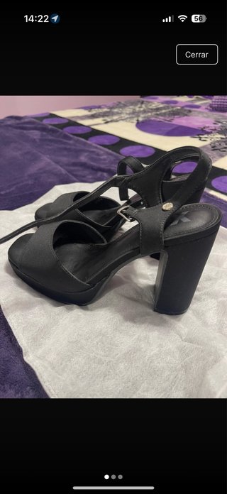 Tacones negros de plataforma y tacón grueso