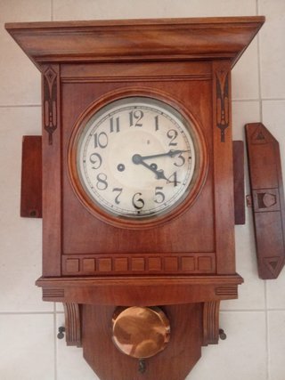 Reloj de pared antiguo de madera con péndulo