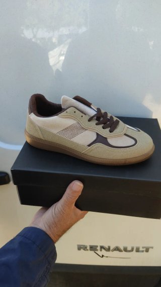 Zapatilla deportiva beige y marrón