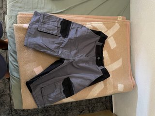 Pantalón corto de trabajo gris y negro