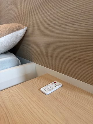 Cama individual con cabecero LED