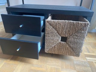 Mueble con cajones y cesta de mimbre