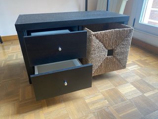 Mueble con cajones y cesta de mimbre