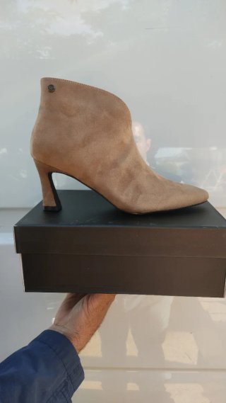 Botín tacón mujer beige ante