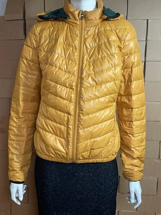Plumífero ligero Stradivarius amarillo Talla L