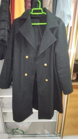 Elegante abrigo estilo gabardina negro