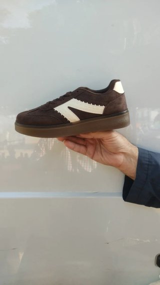 Zapatillas deportivas marrones y blancas