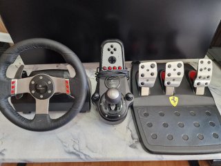 Volante Logitech G27 con pedales y palanca