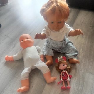 Lote de muñecos y peluches