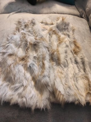 Chaleco de pelo beige y marrón