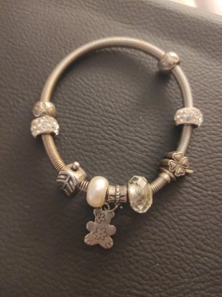 Pulsera con charms y perla