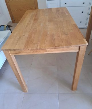 Mesa de comedor de madera