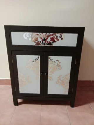 Armario Decorativo con Detalles en Cristal