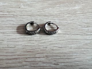 Pendientes de plata de aro pequeño con brillantes