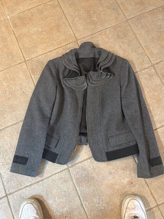 Chaqueta corta gris con detalles negros