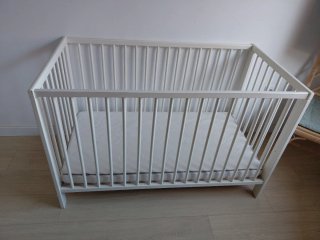 Cuna de madera blanca Ikea y colchón