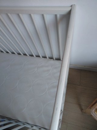 Cuna de madera blanca Ikea y colchón