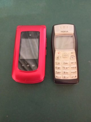 2 Móviles Vintage: Nokia y Teléfono Plegable