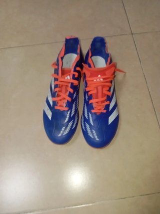 Botas de fútbol Adidas azules y naranjas