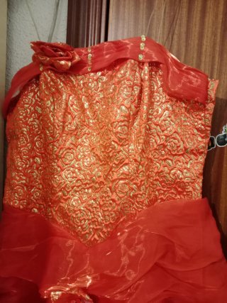 Vestido de fiesta rojo y dorado