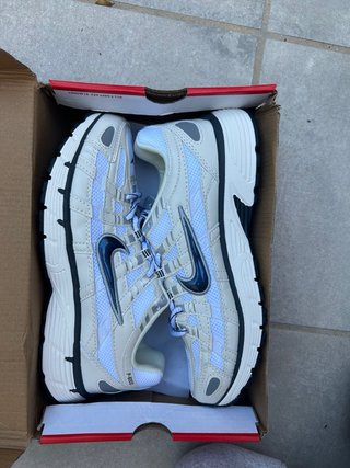 Zapatillas Nike P-6000 Blancas Negras y Azules