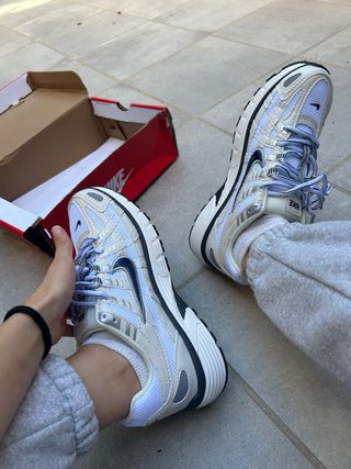 Zapatillas Nike P-6000 Blancas Negras y Azules