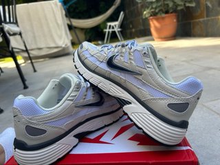 Zapatillas Nike P-6000 Blancas Negras y Azules