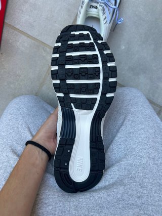 Zapatillas Nike P-6000 Blancas Negras y Azules