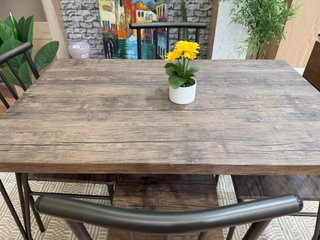 Conjunto de Comedor Rústico: Mesa y 4 Sillas