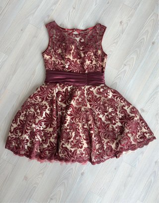 Vestido de fiesta burdeos con brillo