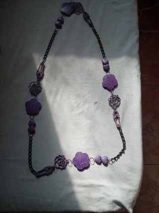 Collar morado y plateado con flores